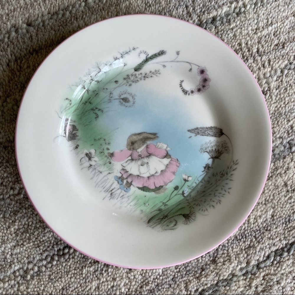 Elizabethan Mrs. Rabbit Child’s Dinner Set - Picture 3 of 10